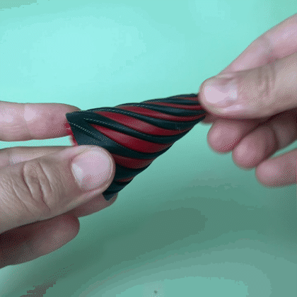 Con Spiral Fidget, jucarie interactiva in forma con [1]
