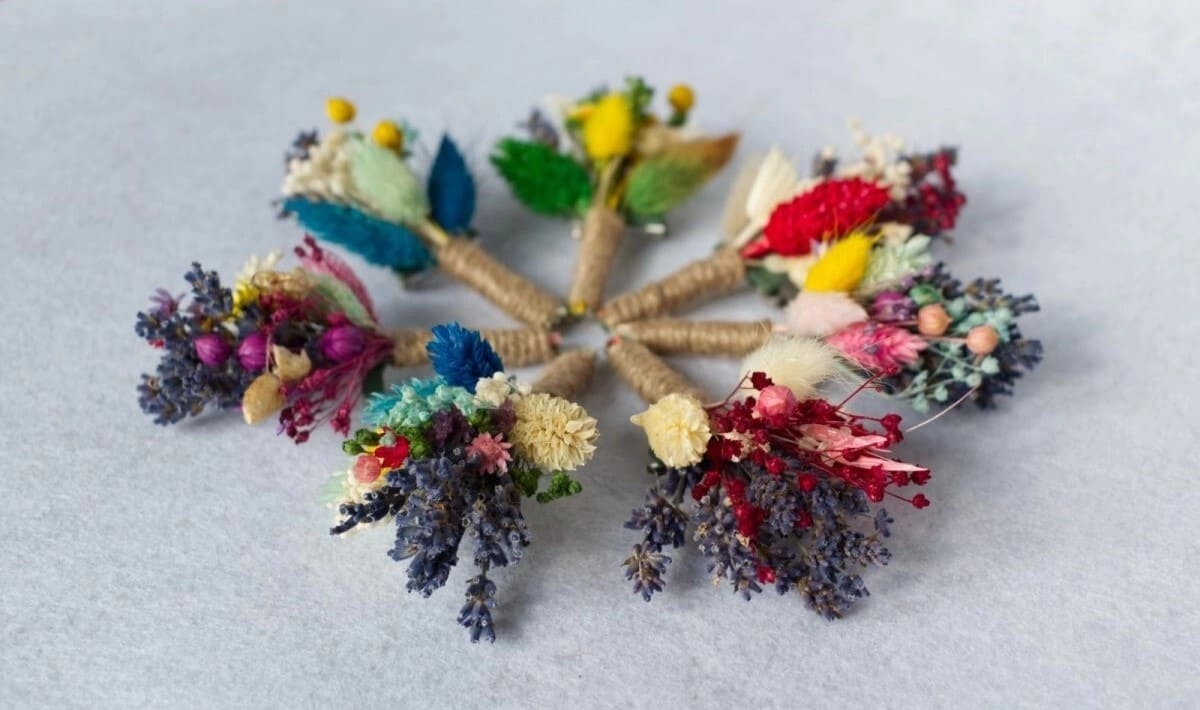 Cocarda din flori naturale uscate, colorate [4]