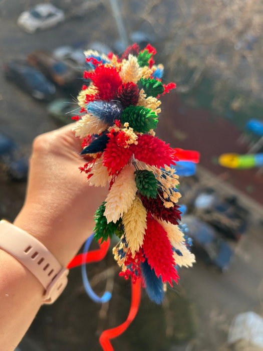 Coroniță din flori uscate – model reglabil, cromatică alb-rosu-albastru-verde [2]