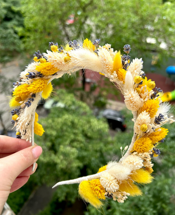 Coroniță din flori uscate – pe bază fixă, cromatică alb-galben (sau personalizabilă la cerere) [2]