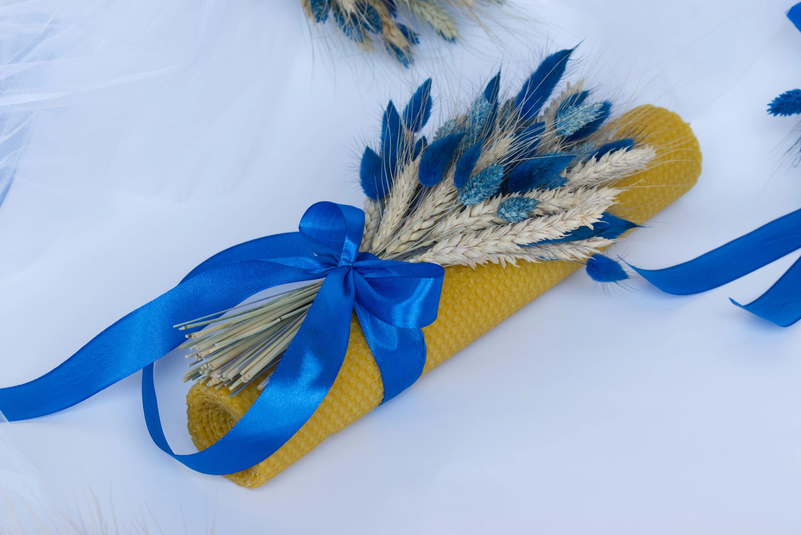 Lumanare botez, ceara naturala decorata cu aranjament floral, nuante albastru [2]