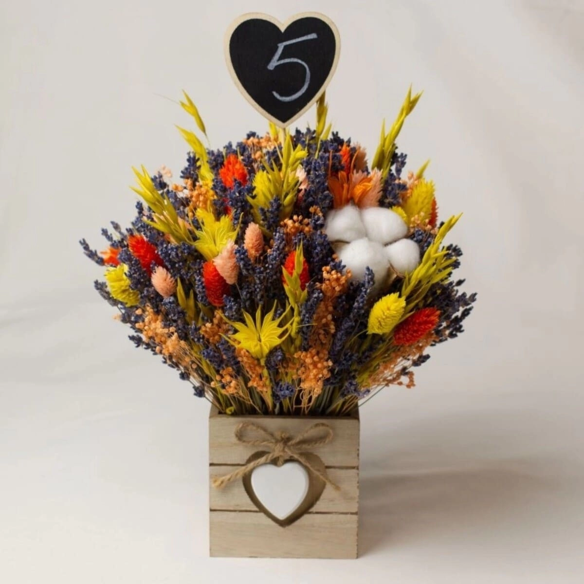 Aranjament buchet floral cu număr masă, din flori uscate multicolore, bumbac și lavandă [1]
