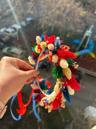 Coroniță din flori uscate – model reglabil, cromatică alb-rosu-albastru-verde [3]
