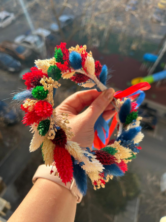 Coroniță din flori uscate – model reglabil, cromatică alb-rosu-albastru-verde [2]