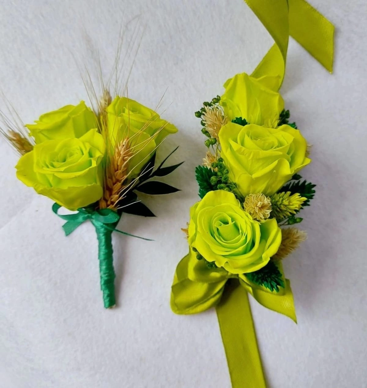 Corsaj (bratara) domnisoara de onoare, flori uscate si trandafiri criogenati, verde [1]