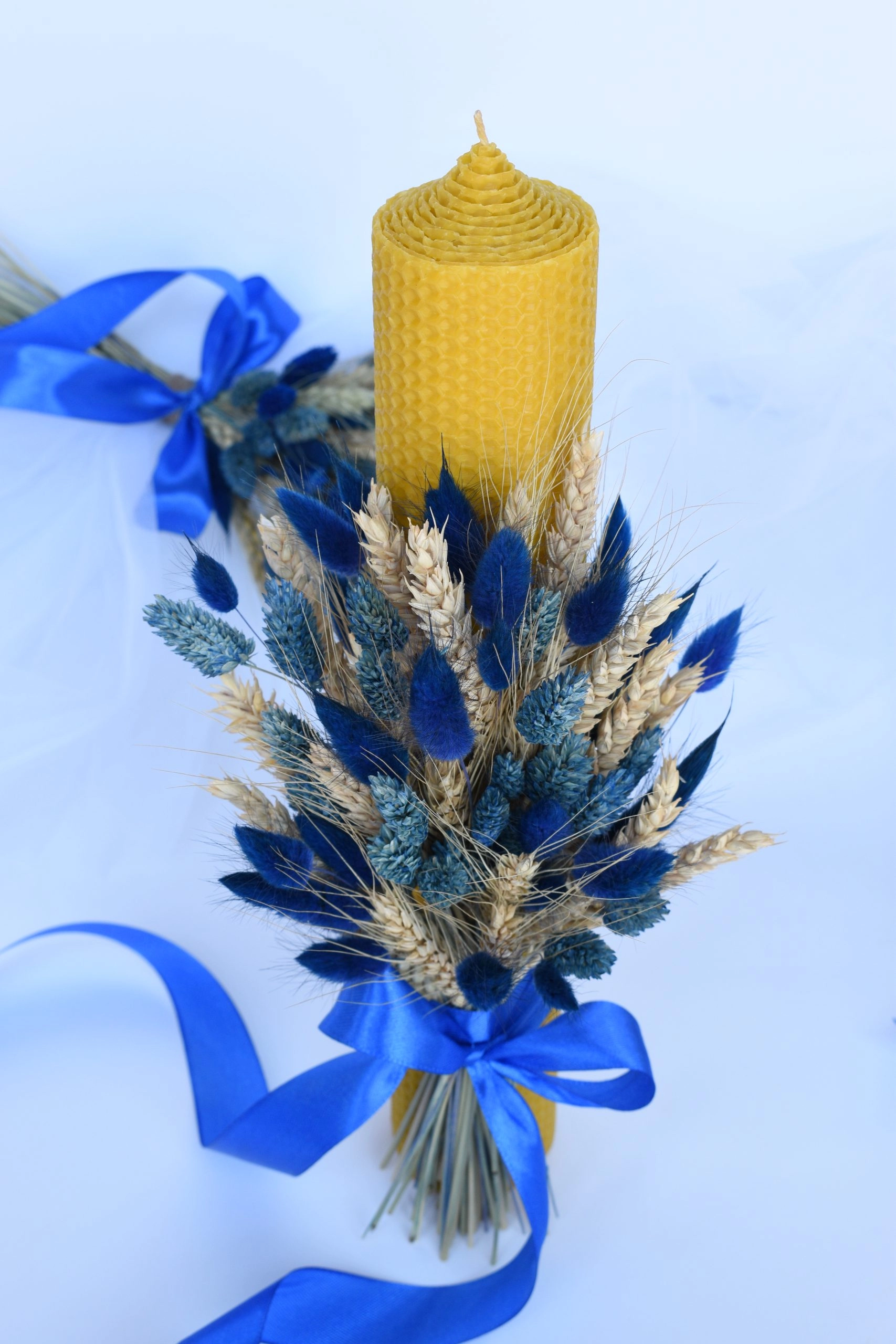 Lumanare botez, ceara naturala decorata cu aranjament floral, nuante albastru [2]