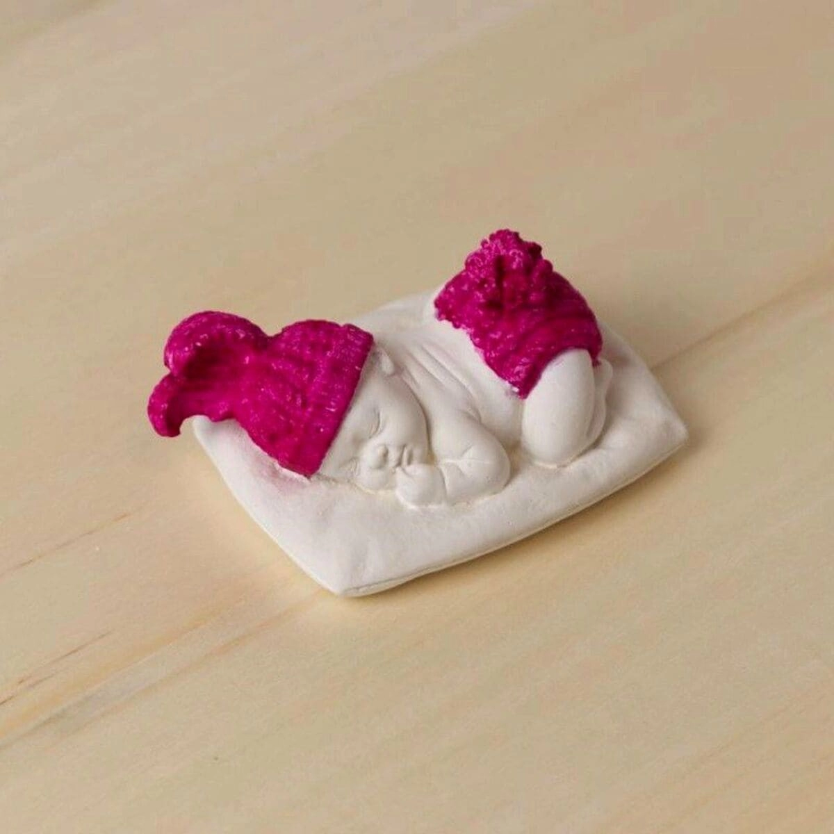 Marturie botez din ceramica parfumata – bebelus colorant magenta [1]