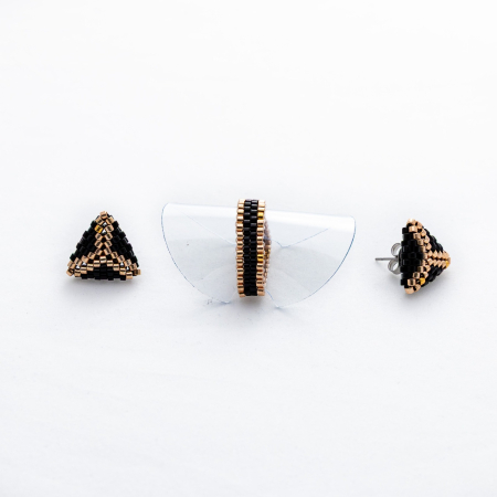 Set inel si cercei triunghiulari handmade din margele Miyuki Delica, tije inox, negru-auriu, design geometric [3]