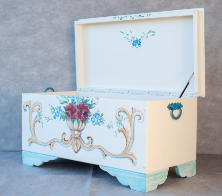 Mobilier vintage - cufar din lemn de brad pictat manual