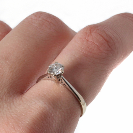 Inel din aur alb de 18K cu diamante 2.47 g [1]