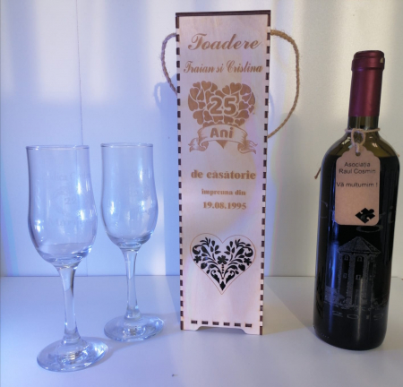 Aniversare - Cutie lemn pentru sticla de vin personalizată