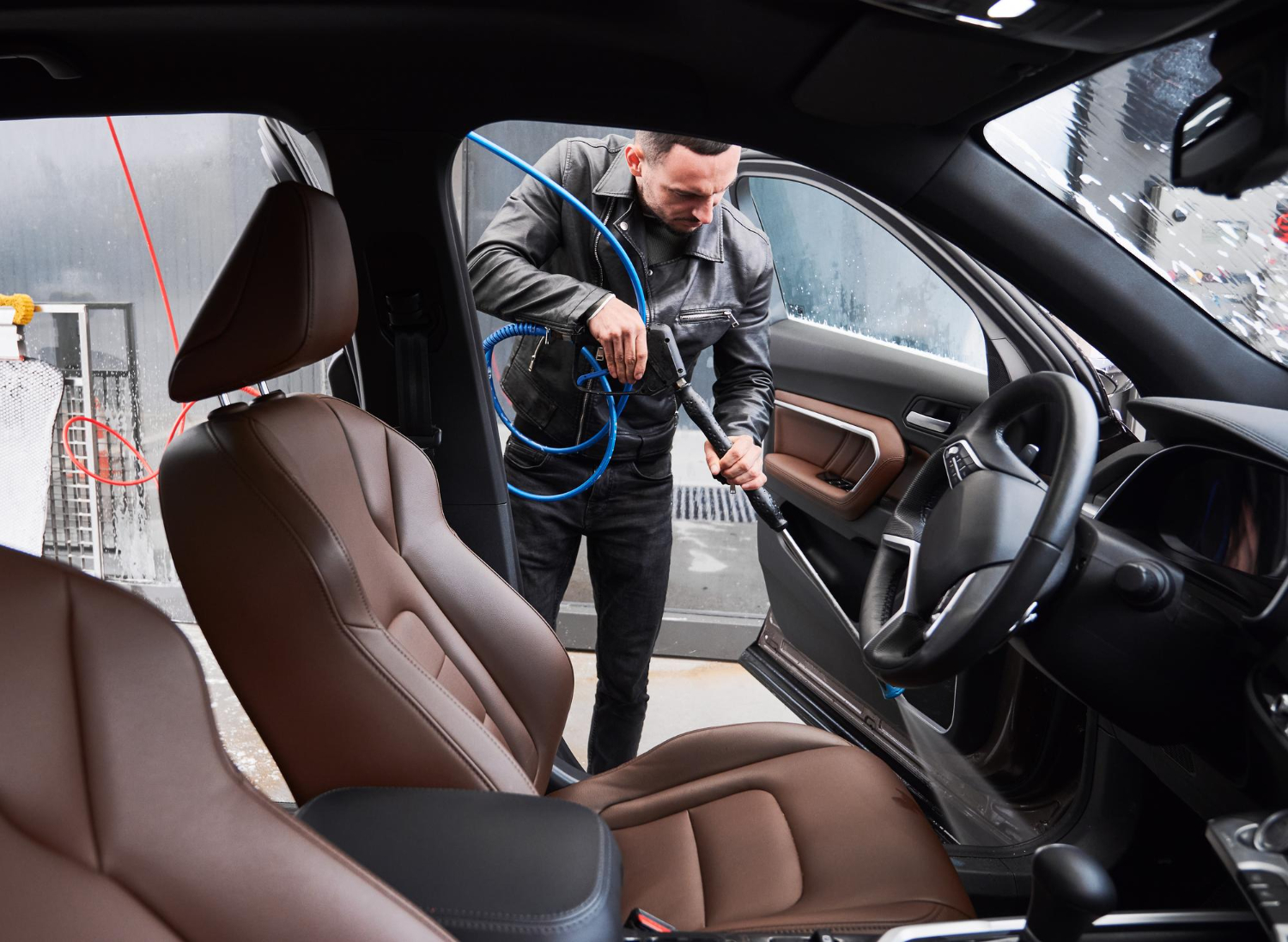 Curățarea interiorului mașinii: Produse și metode eficiente pentru o mașină impecabilă