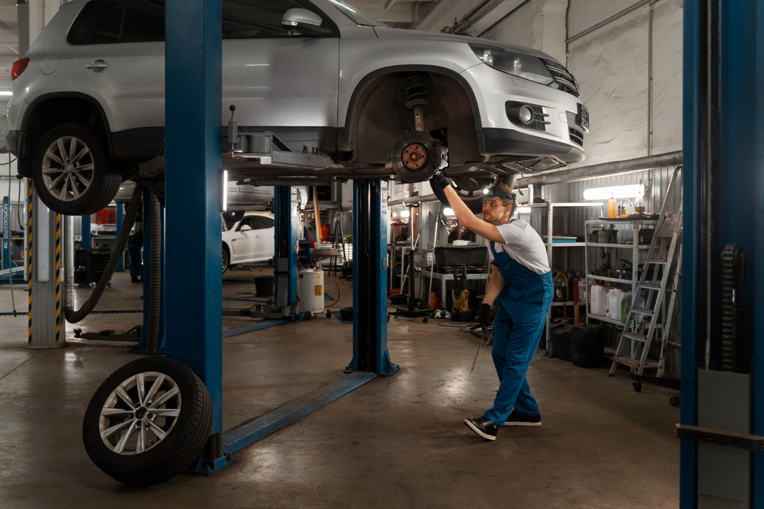 Top 5 echipamente esențiale pentru orice atelier auto modern