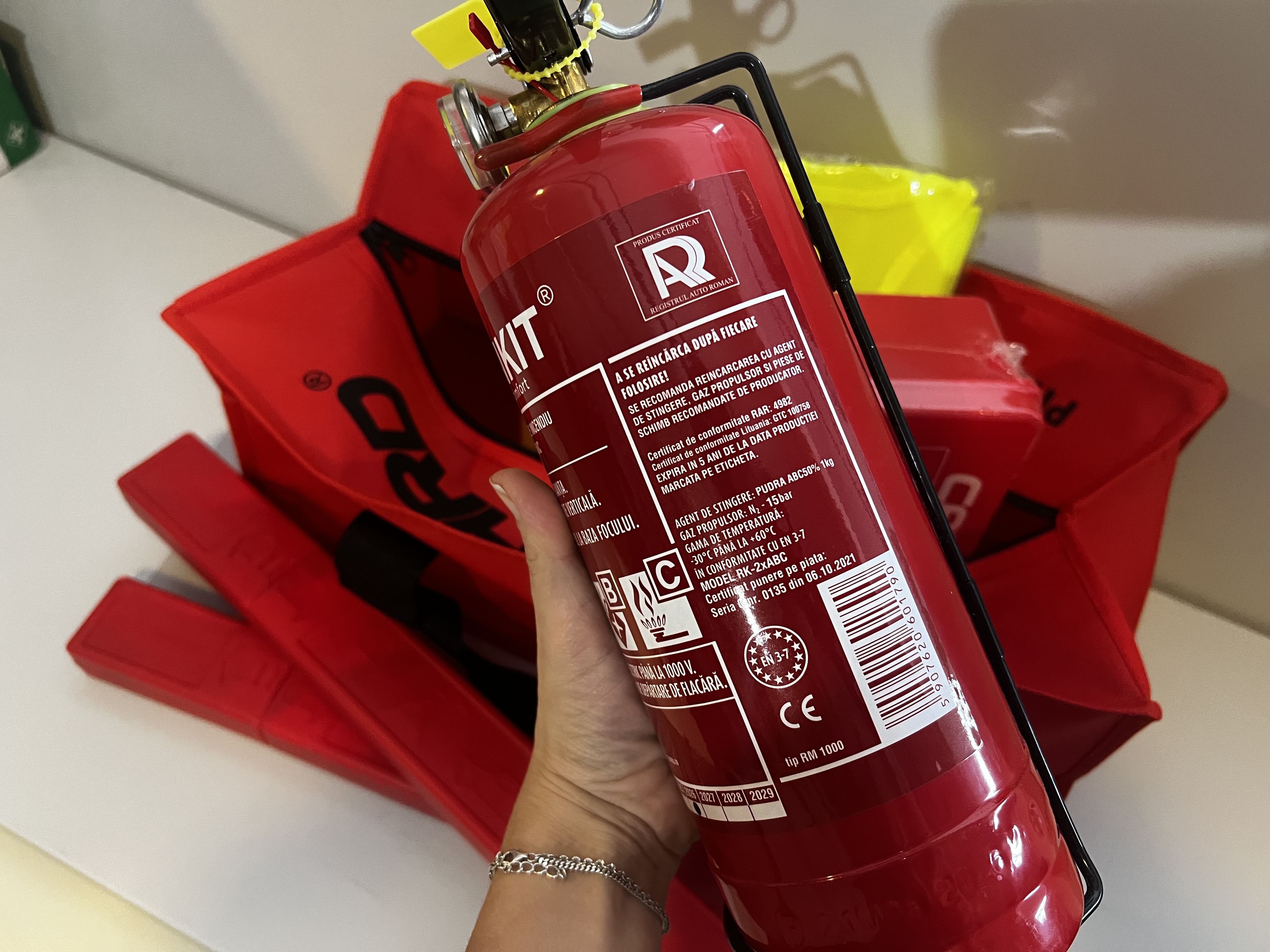 Stingător auto de incendiu certificat RAR inclus în kitul auto