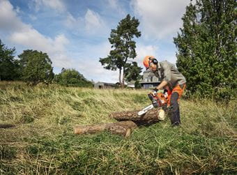 Husqvarna 435 II moforerăstrău puterea: 2,1 CP, capacitatea cilindrică: 40,9 cc, 38 cm lungimea șinei [3]