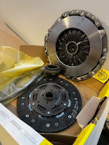 Kit ambreiaj - Kit ambreiaj LuK 624 3372 00 cu rulment și furcă – BMW X1 E84, X3 E83, Seria 3 E90 E91 E92