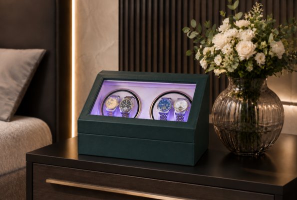Watch Winder Luxury 4+6 asezat pe o noptiera, alaturi de un buchet de flori