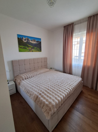 Dormitor Regal cu Pat Tapitat Stofa Bej cu dulap 200*200 usi glisante Alb, noptiere si comoda [5]
