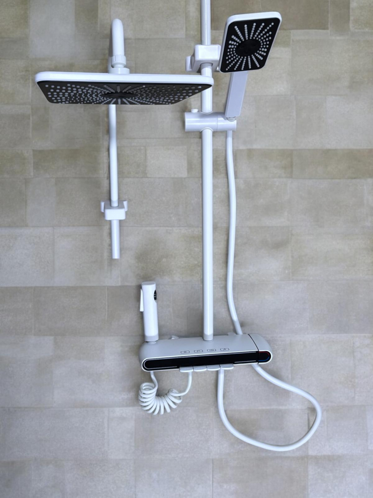 Coloana de dus premium completa, panou de comanda alb din metal, 2.60 kg, 32 cm, autonoma, banda LED si afisare temperatura apa, nu necesita conectarea la o sursa de energie, tevi metal, alb AVI-4843 [1]