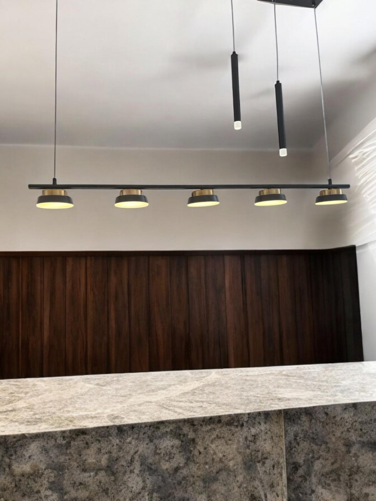 Lustra suspendata dining LED, 120 cm, cu 5 spoturi si 2 pendule, negru - auriu, AVI-4680 [4]