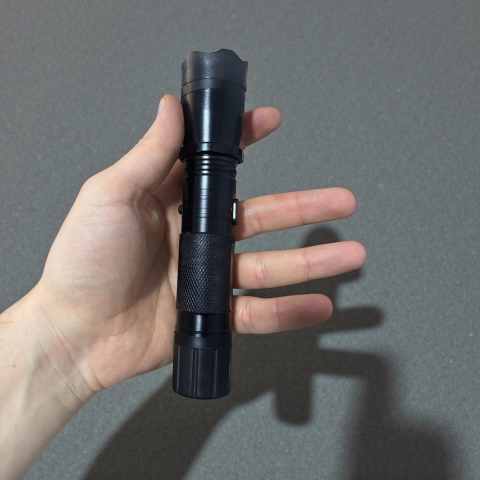 Lanternă AVI® autoapărare 1101 Plus cu electroșoc, reîncărcabilă, 17 cm, 120 g, siguranță anti-declanșare, AVI-5361 [1]