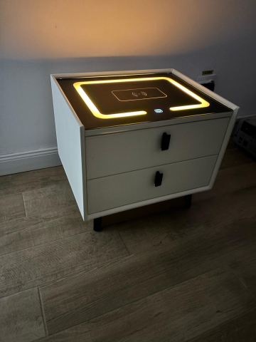 Noptieră smart cu încărcare wireless, porturi USB, blat din sticlă securizată și 2 sertare, tapițată cu piele ecologică, 50 x 40 x 40.5 cm, AVI-5217 [1]