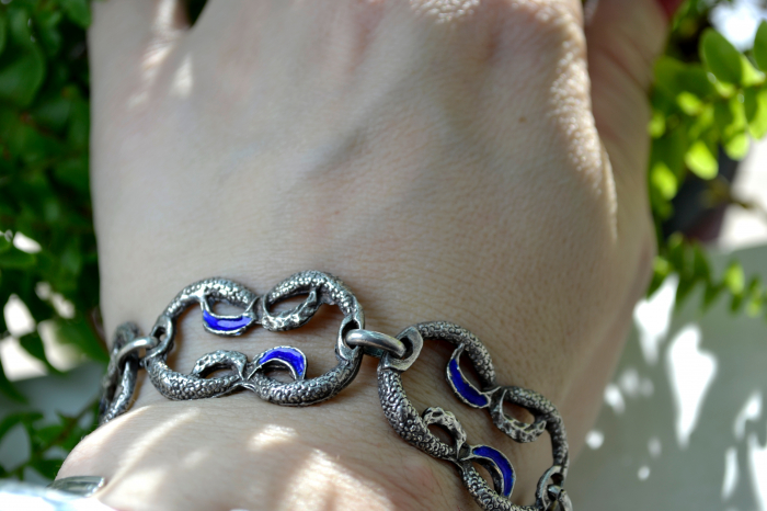 Bratara argint vintage aspect texturat decorata email albastru regal design minimalist modernist atelier italian [2]