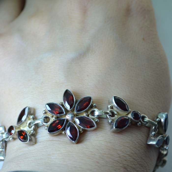 Bratara argint vintage, granate fatetate A Vintage Collection [2]