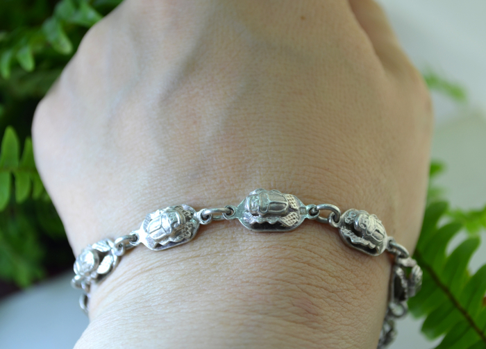 Bratara argint vintage, Scarabei regali [2]