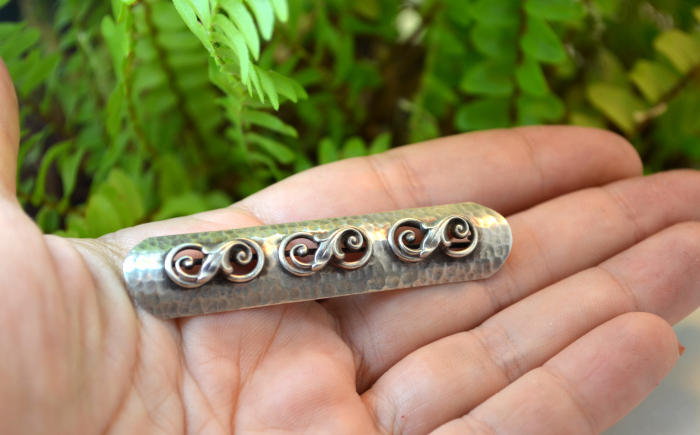 Brosa argint interbelica estetica Art Deco lucrata manual ciocanire martelare [2]