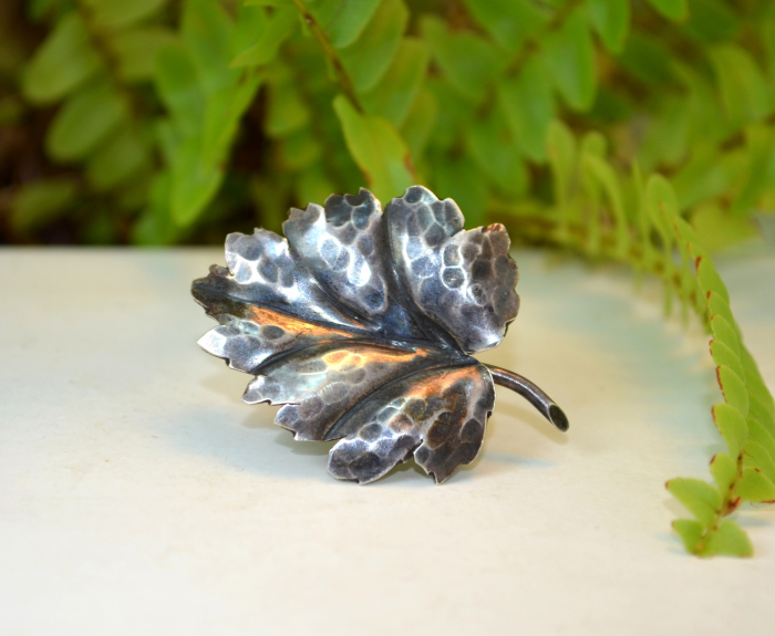 Brosa argint interbelica model martelat Frunza veche antica ciocanire [4]