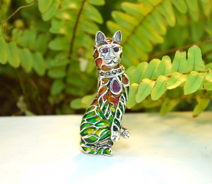 Brosa argint modernista model Pisicuta aristocrata lucrata manual emailare Plique-à-Jour vitraliu in bijuterie rubine marcasite [4]