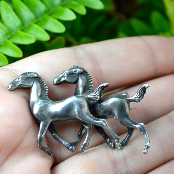 Brosa din argint masiv vintage, model "Horses" [2]