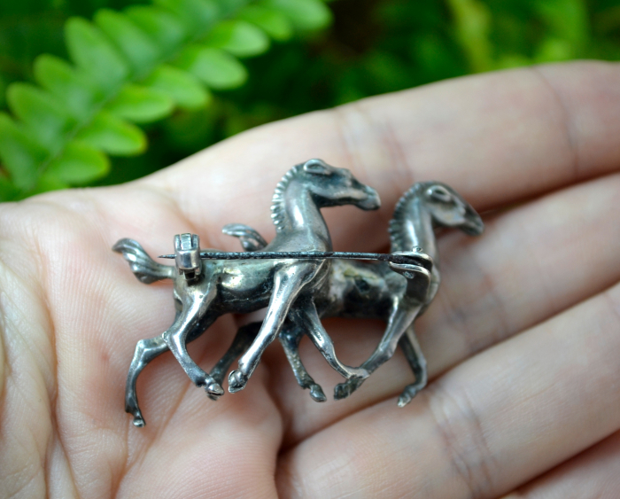 Brosa din argint masiv vintage, model "Horses" [3]