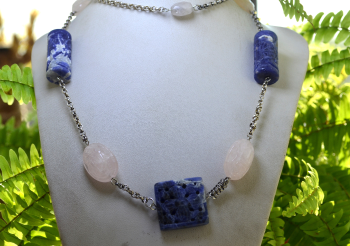 Colier din sodalit si cuart roz sculptat, atelier australian [3]