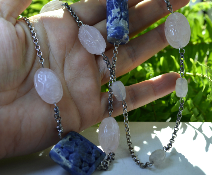 Colier din sodalit si cuart roz sculptat, atelier australian [4]