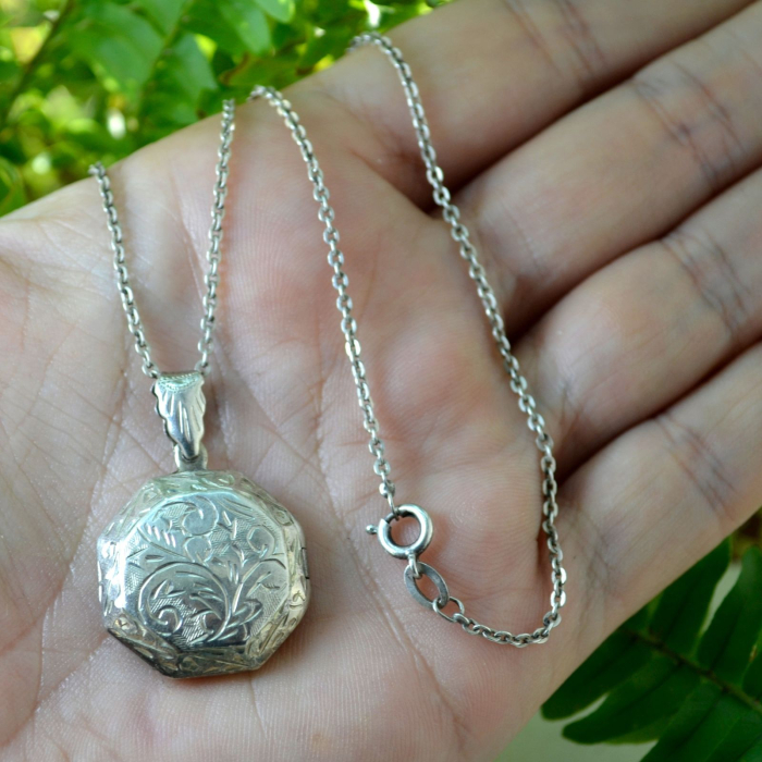 Lant argint cu foto locket gravat, design victorian A Vintage Collection [2]