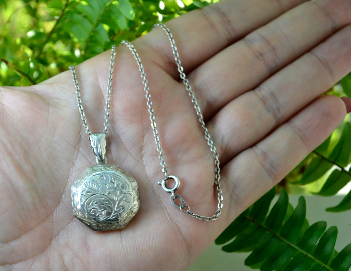 Lant argint cu foto locket gravat, design victorian A Vintage Collection [2]