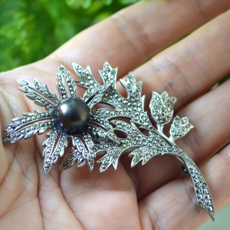 Brosa argint Armurariu vintage, marcasite si perla neagra [1]