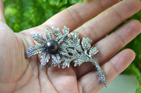 Brosa argint Armurariu vintage, marcasite si perla neagra [1]