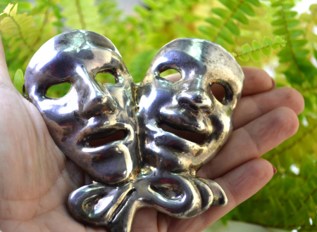 Brosa argint imensa, model "Masti de teatru" [1]