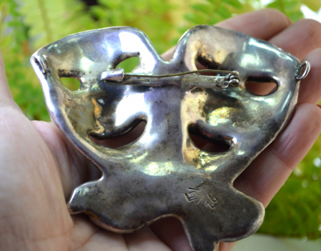 Brosa argint imensa, model "Masti de teatru" [2]