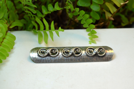 Brosa argint interbelica estetica Art Deco lucrata manual ciocanire martelare [3]