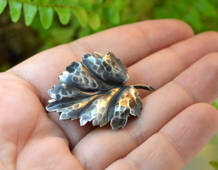 Brosa argint interbelica model martelat Frunza veche antica ciocanire [1]