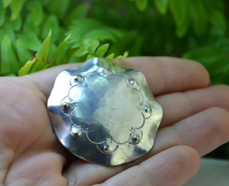 Brosa argint Mid-Century, texturata prin martelare [1]