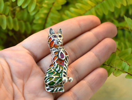 Brosa argint modernista model Pisicuta aristocrata lucrata manual emailare Plique-à-Jour vitraliu in bijuterie rubine marcasite [1]