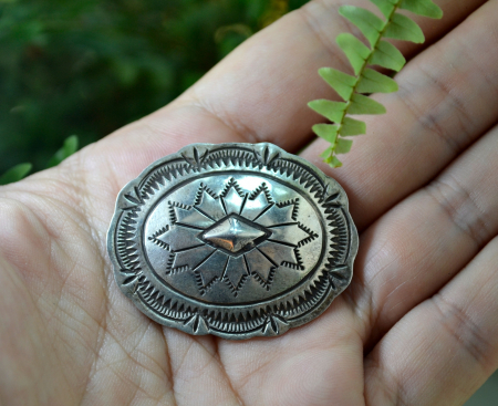 Brosa argint Navajo, elemente specifice amerindienilor Concho [1]