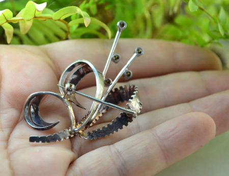 Brosa argint statement, stil modernist si cristale verzi [2]