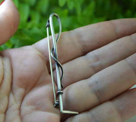 Brosa argint vintage, Cravasa de calarie [1]