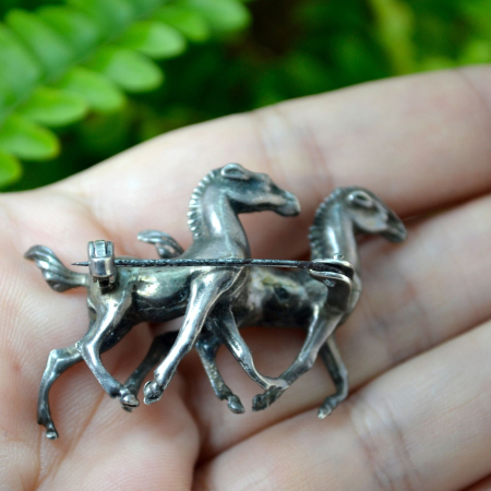 Brosa din argint masiv vintage, model "Horses" [2]